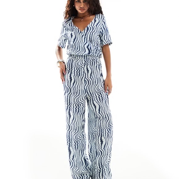 Patterned Jumpsuit - Picture 10 of 11